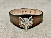 Bracelet évasé couleur chêne avec applique métal tête de loup