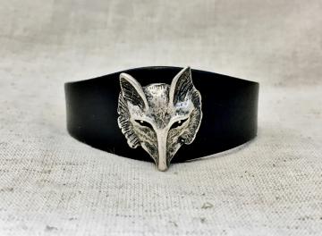 Bracelet évasé noir avec applique tête de loup